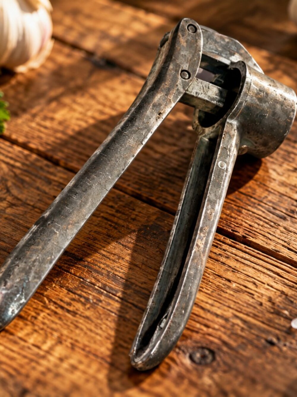 Vintage Metal Garlic Press – Heavy Duty Handheld Kitchen Tool